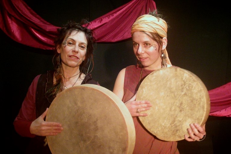 Nees de la premiere pluie Odile et Brigitte tambours